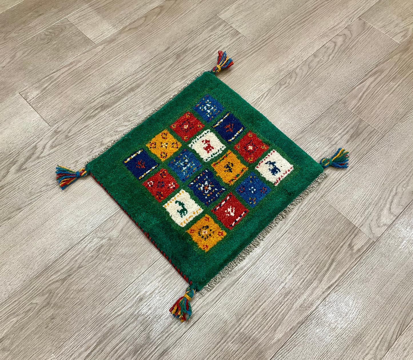 ギャッベ 43cm x 41cm Z1908