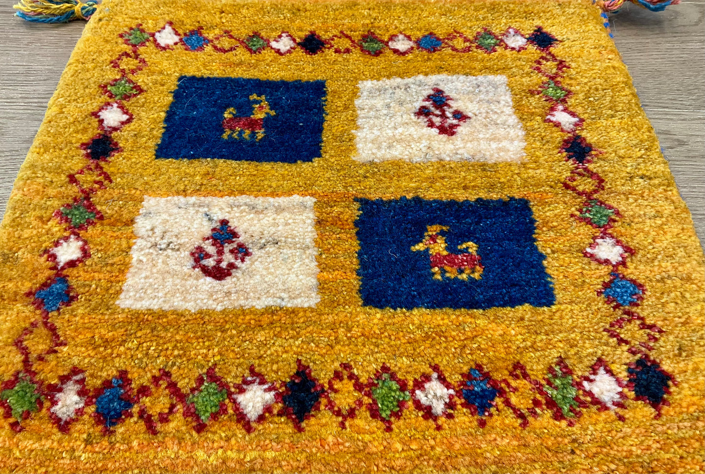 ギャッベ 43cm x 42cm T4148