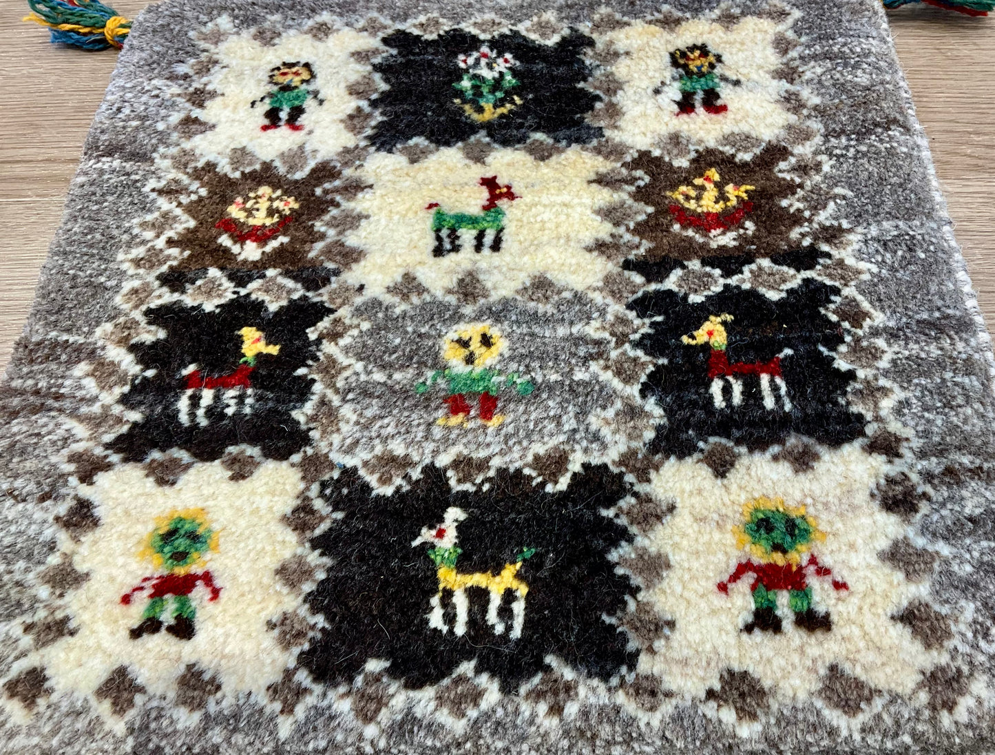 ギャッベ 44cm x 46cm Z1243