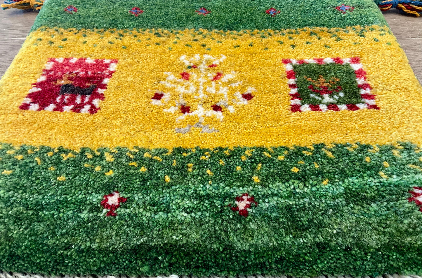 ギャッベ 44cm x 40cm Z1782