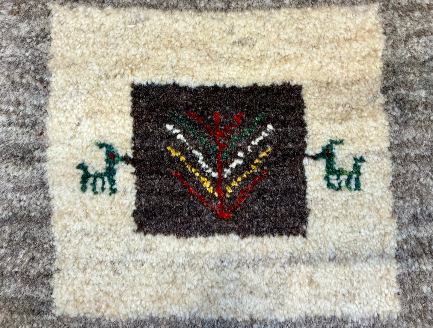 ギャッベ 42cm x 39cm Z1147