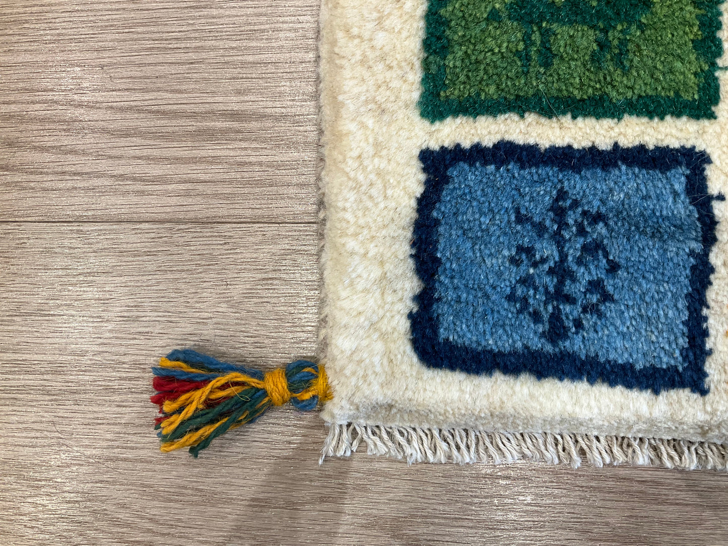 ギャッベ 42cm x 39cm Z1282