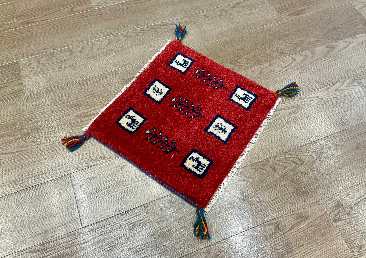 ギャッベ 43cm x 40cm Z506