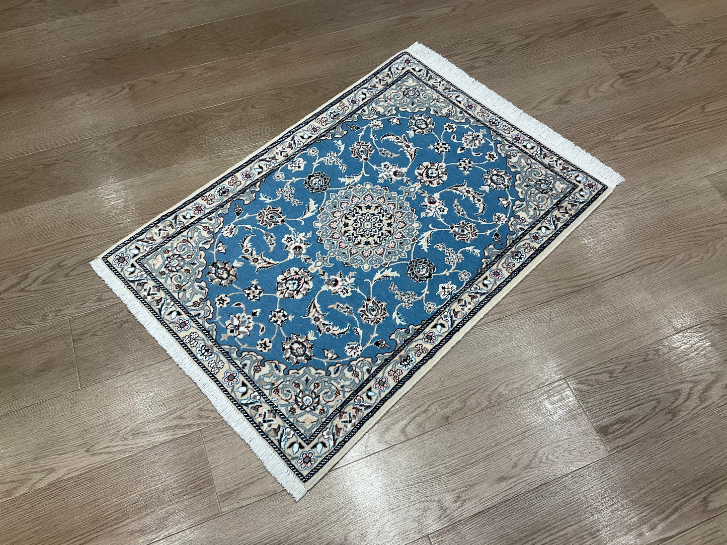 ナインシシラ 93cm x 65cm NT7574