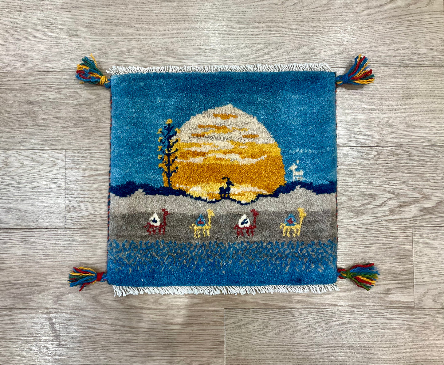 ギャッベ 43cm x 41cm Z779