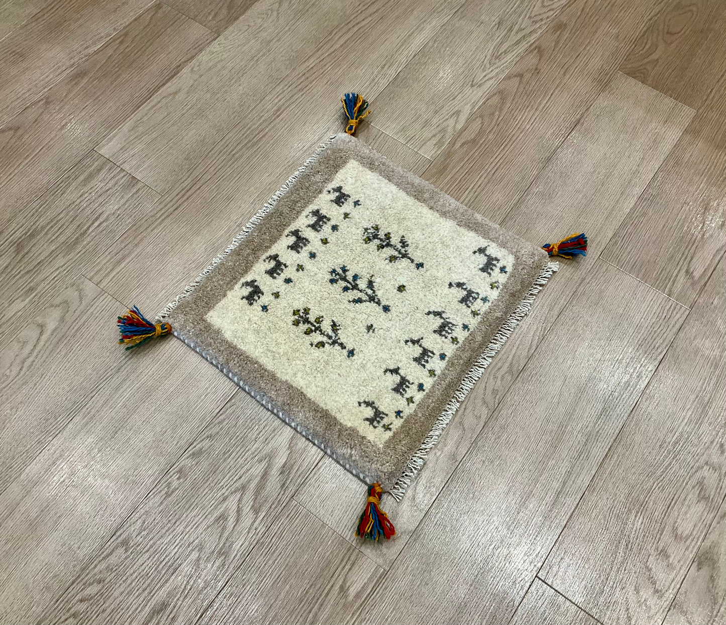 ギャッベ 44cm x 40cm Z1467