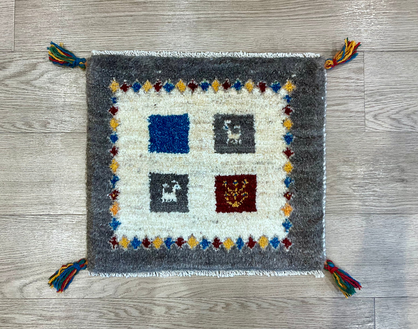 ギャッベ 44cm x 39cm Z1186