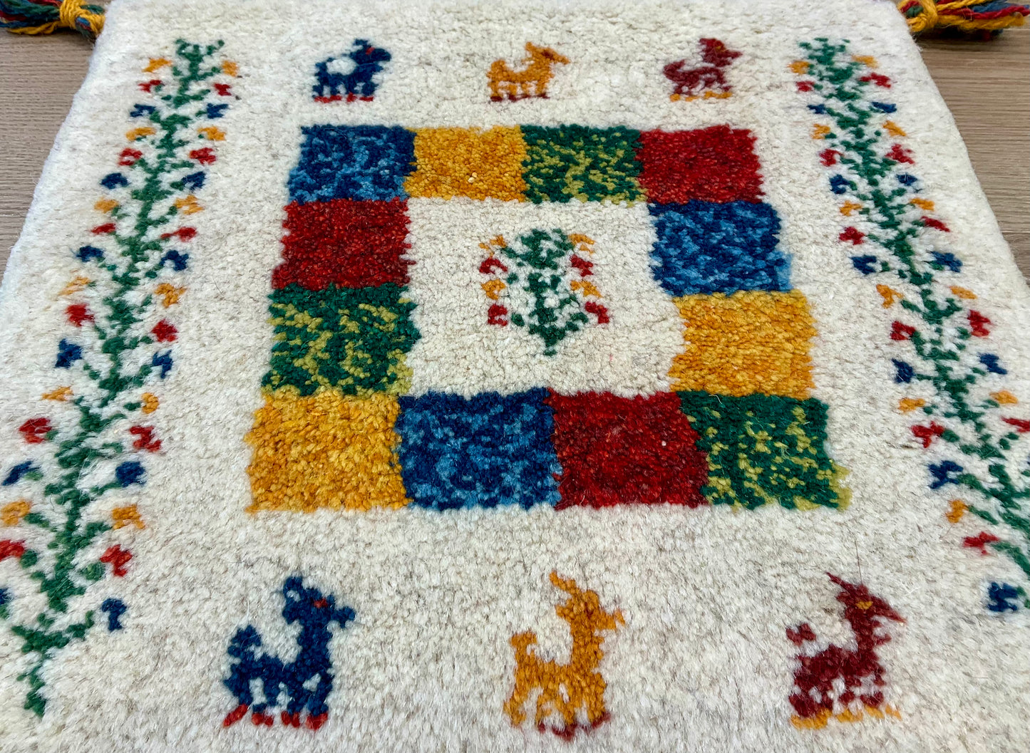 ギャッベ 42cm x 40cm Z1439