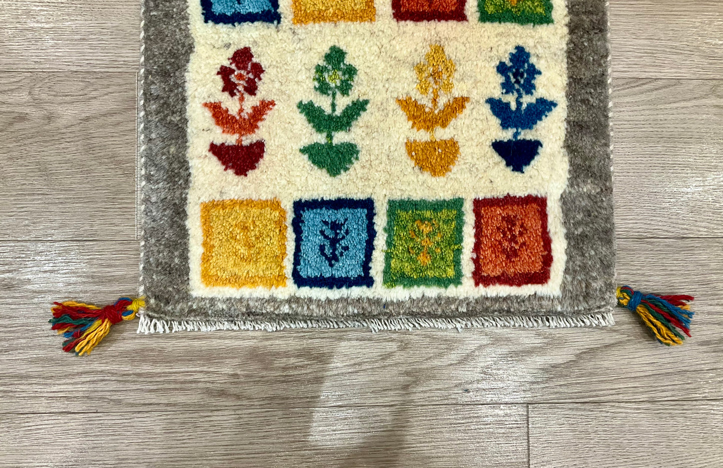 ギャッベ 43cm x 37cm Z1299