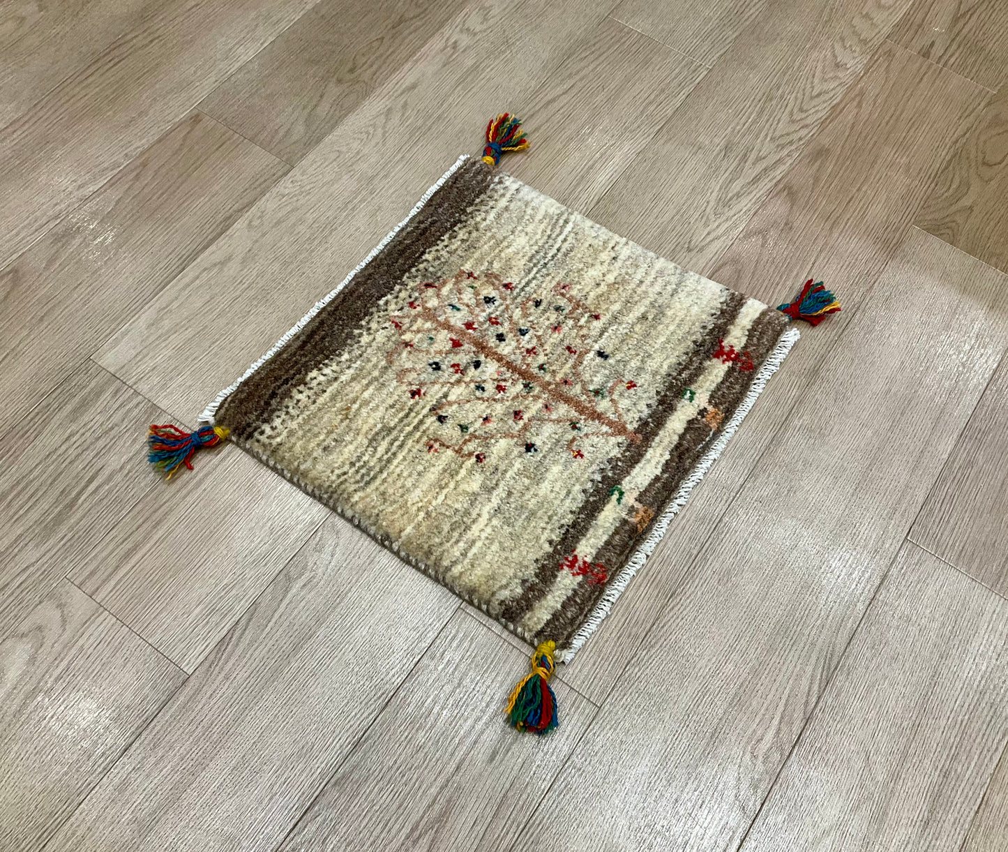 ギャッベ 43cm x 41cm Z1812