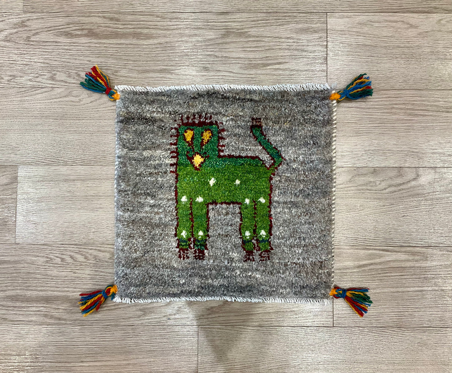 ギャッベ 42cm x 40cm Z1162