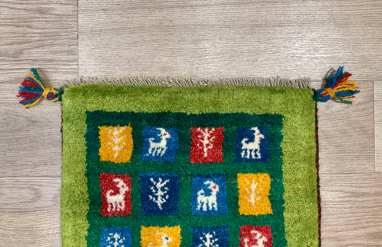 ギャッベ 42cm x 40cm Z1796