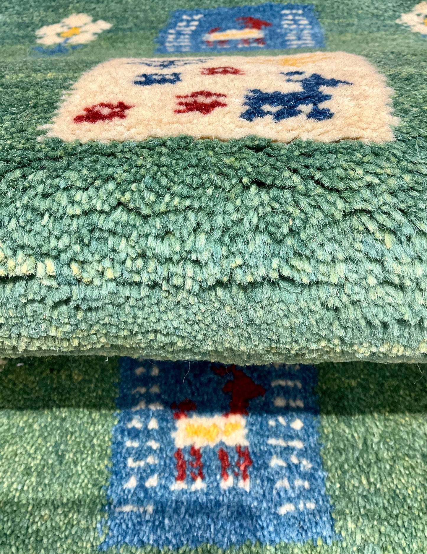 ギャッベ 88cm x 62cm RJ3388