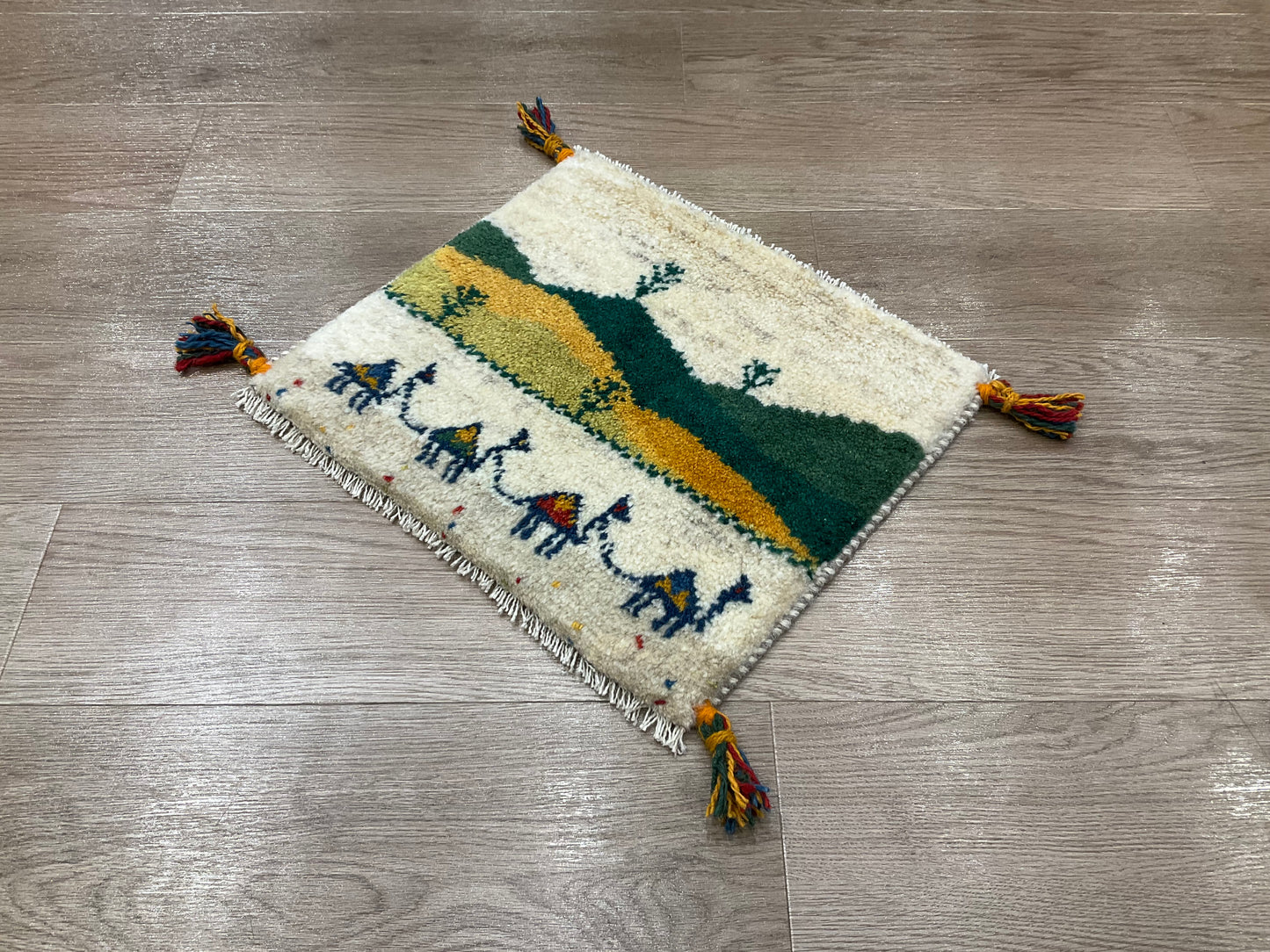 ギャッベ 43cm x 37cm Z1227