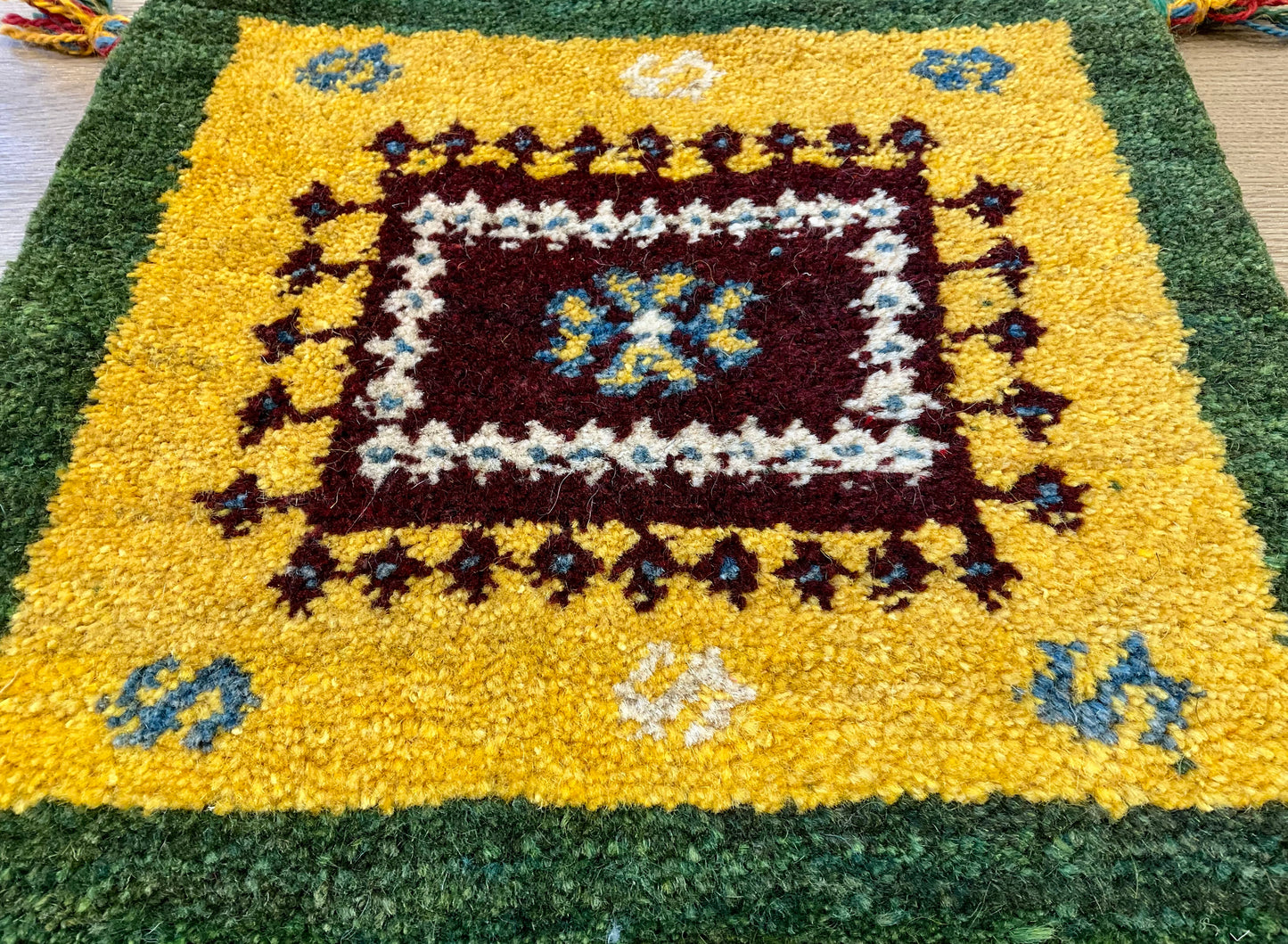 ギャッベ 42cm x 39cm Z1677