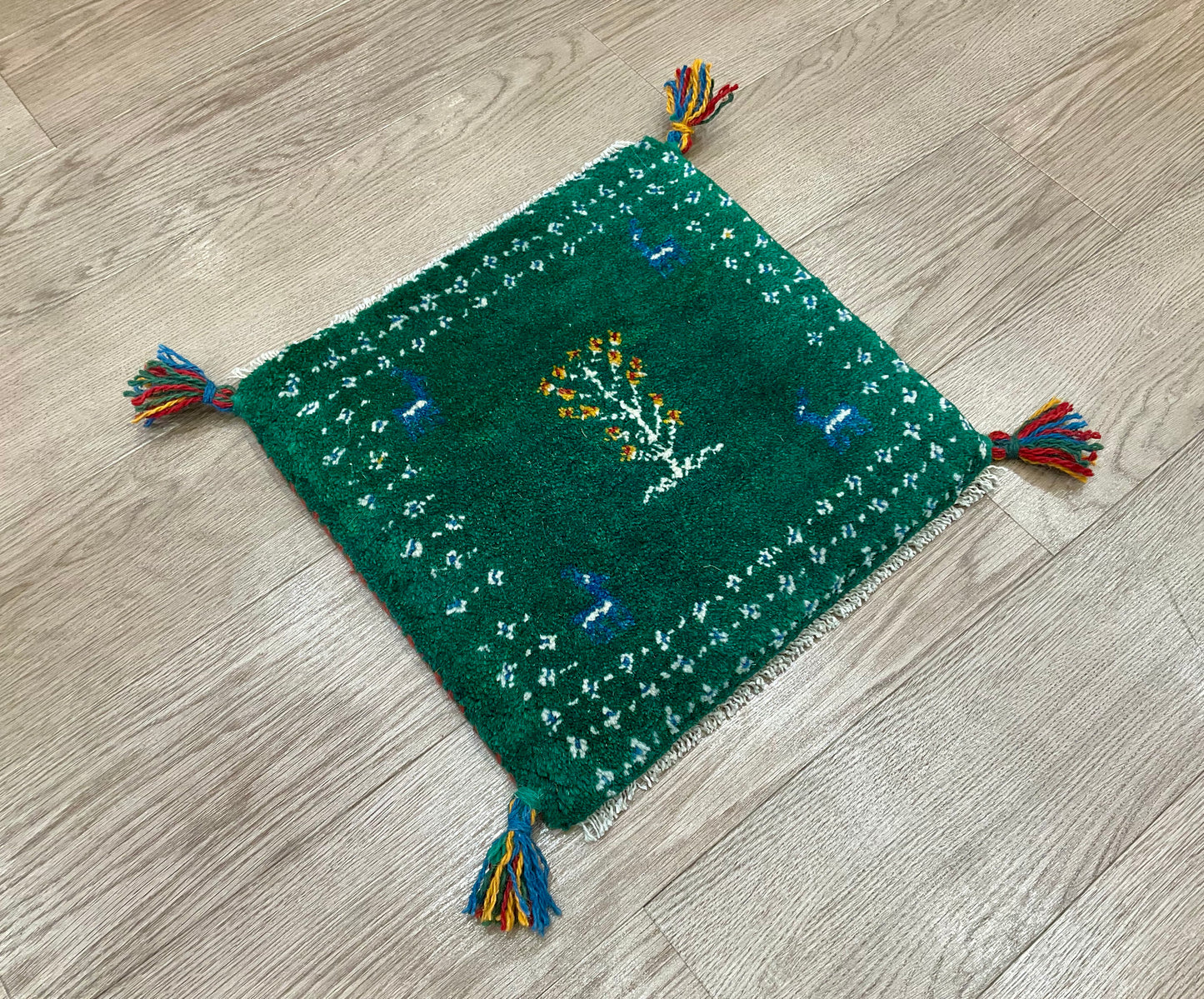 ギャッベ 40cm x 39cm Z964