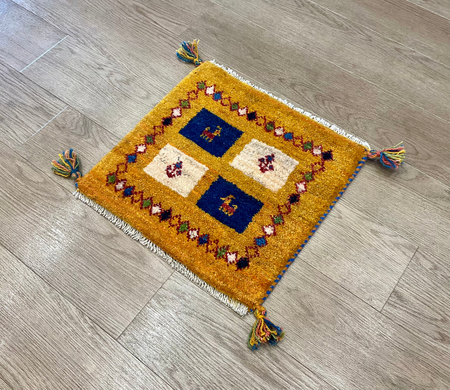 ギャッベ 43cm x 42cm T4148