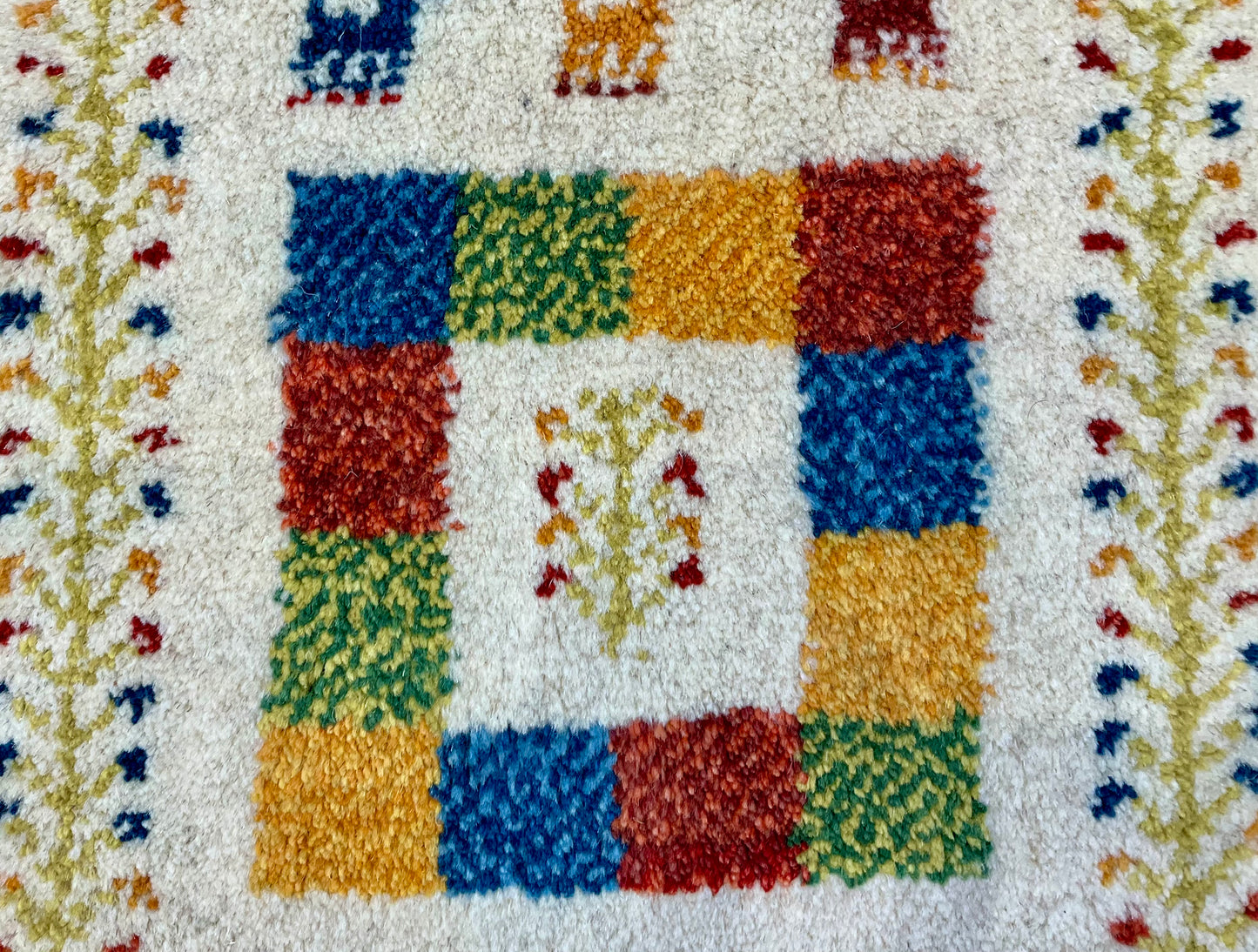 ギャッベ 44cm x 40cm Z1409