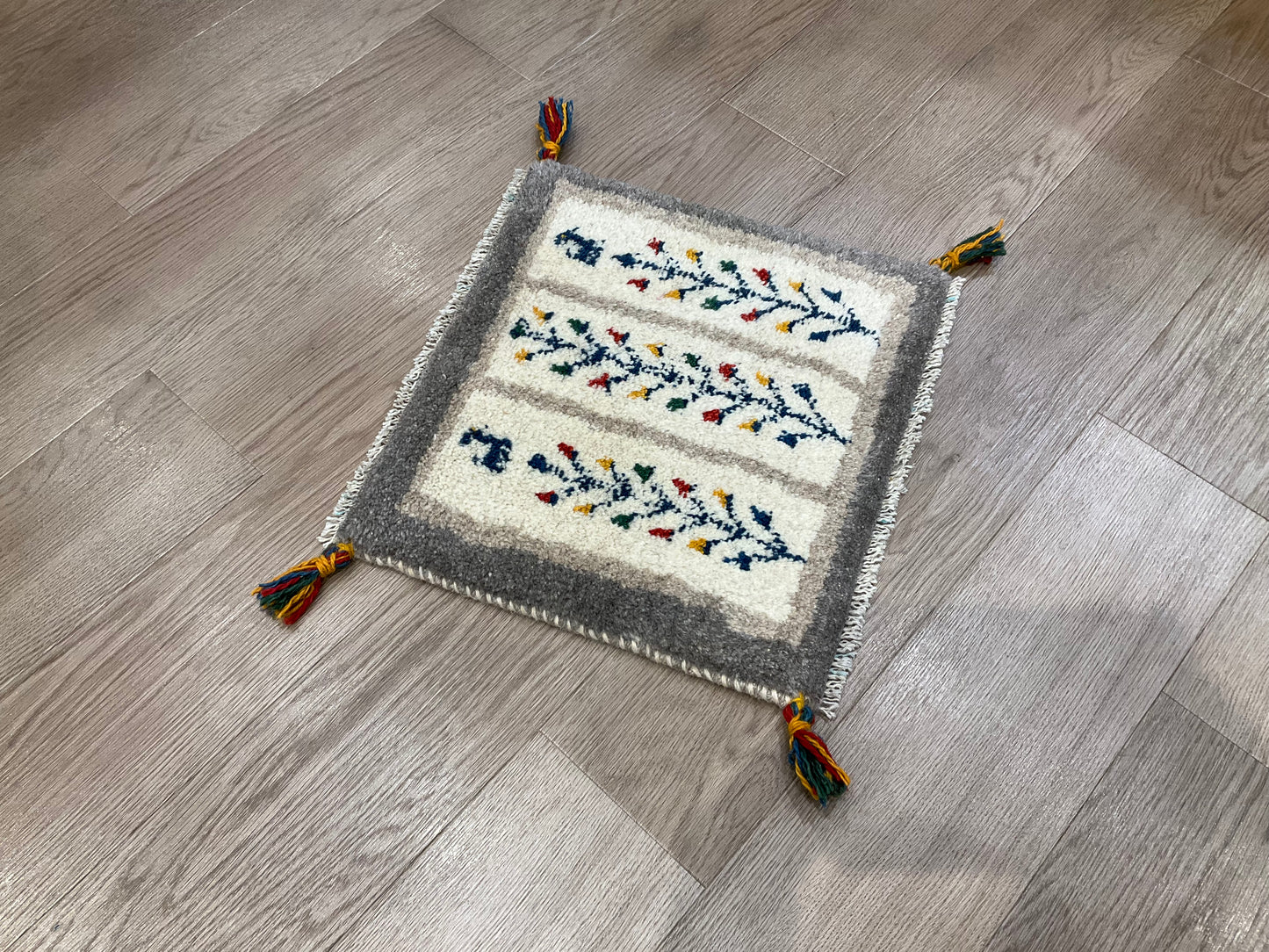 ギャッベ 41cm x 39cm Z1585