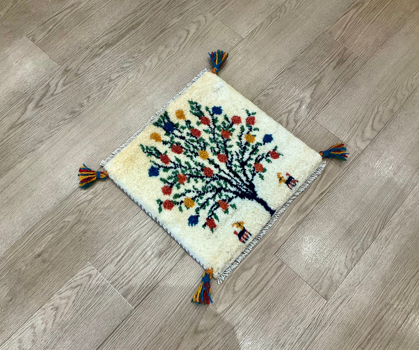 ギャッベ 41cm x 40cm Z1496