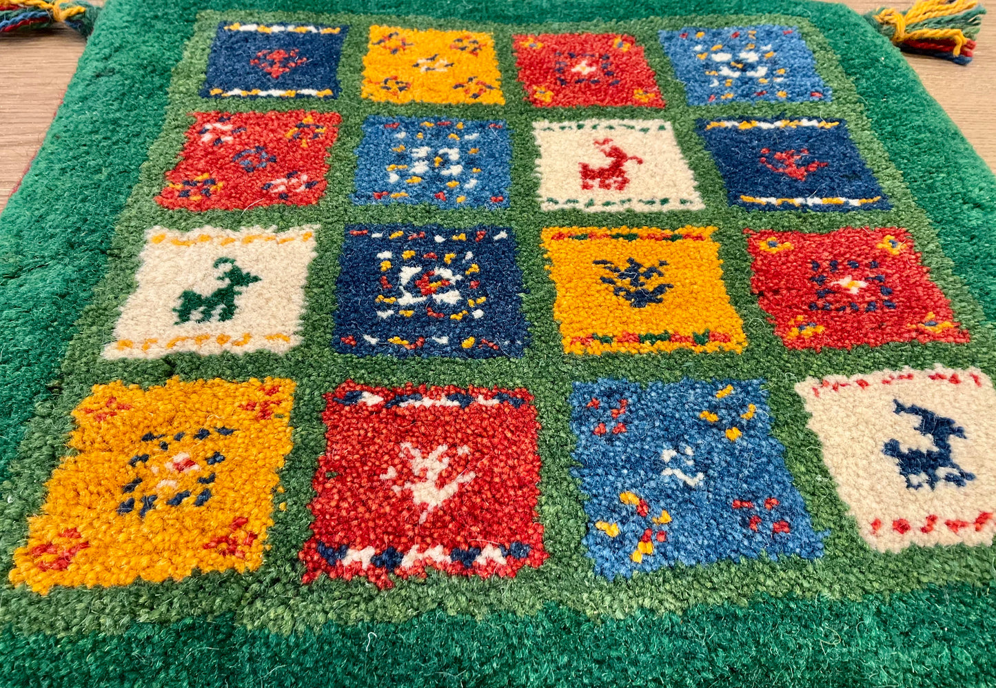 ギャッベ 44cm x 43cm Z1781