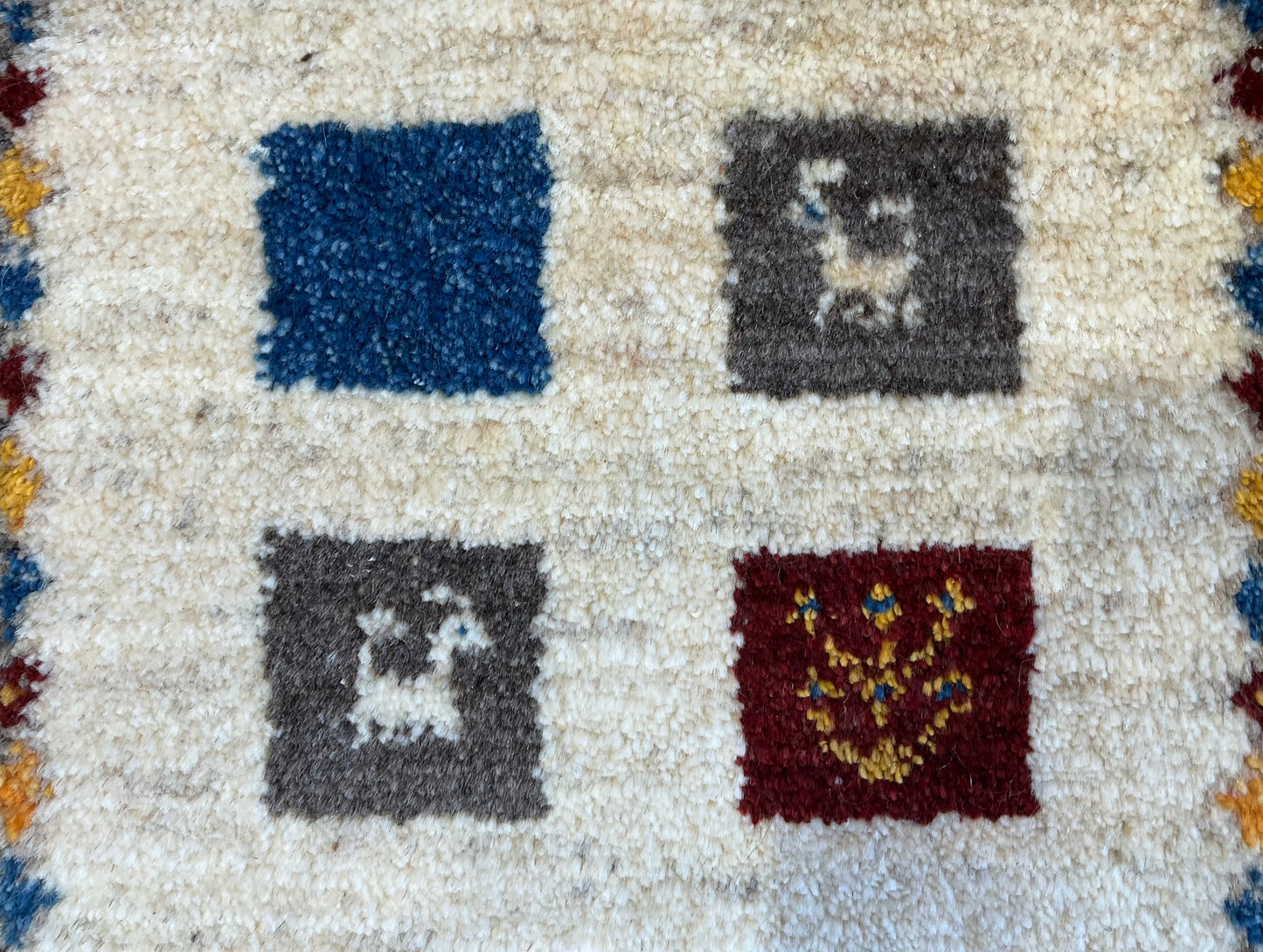 ギャッベ 44cm x 39cm Z1186