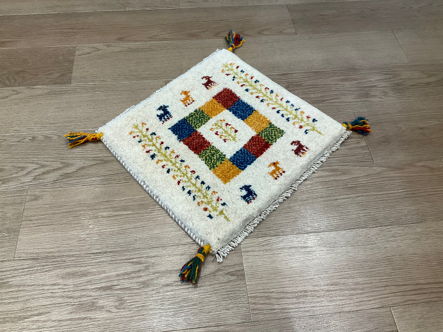 ギャッベ 44cm x 40cm Z1409