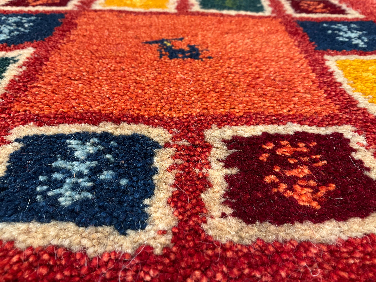 ギャッベ 43cm x 39cm Z596