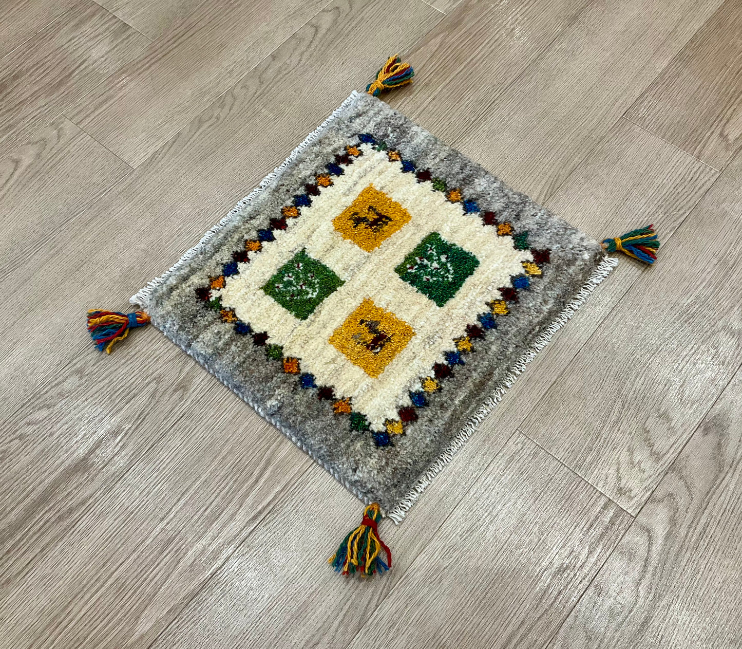 ギャッベ 43cm x 40cm Z1217