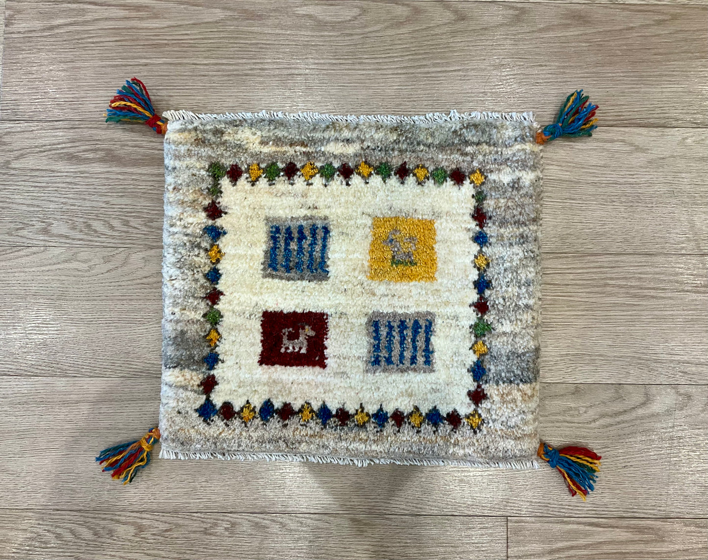 ギャッベ 44cm x 39cm Z1321