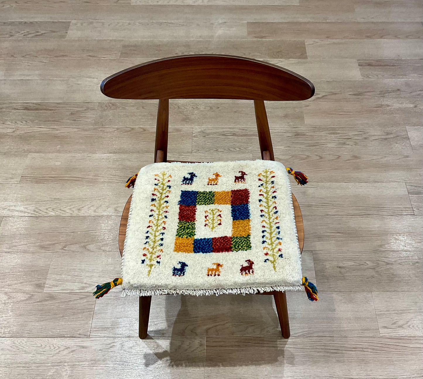 ギャッベ 44cm x 40cm Z1409