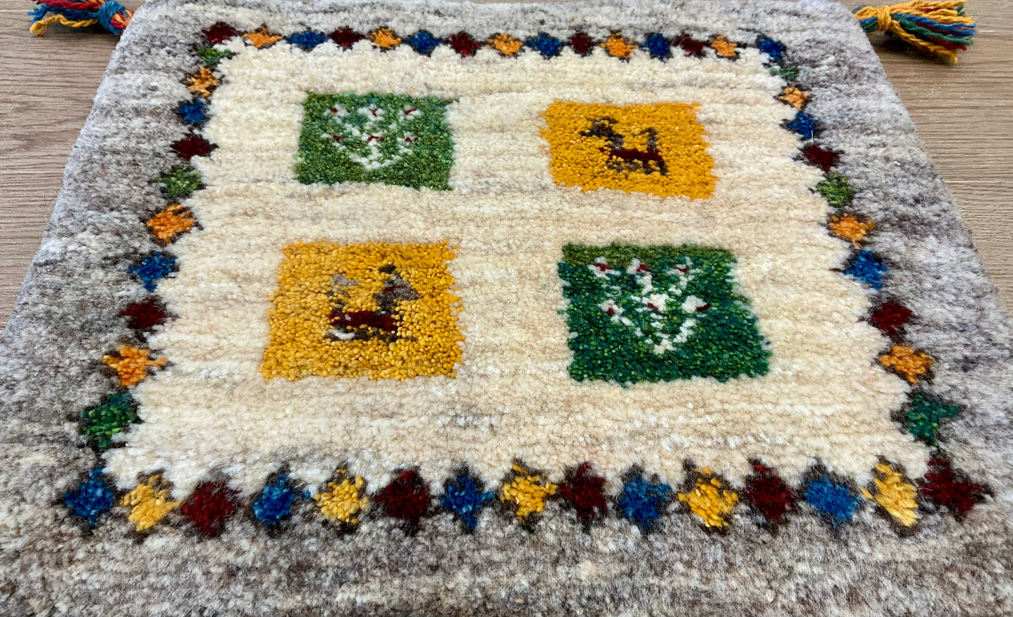 ギャッベ 43cm x 40cm Z1217