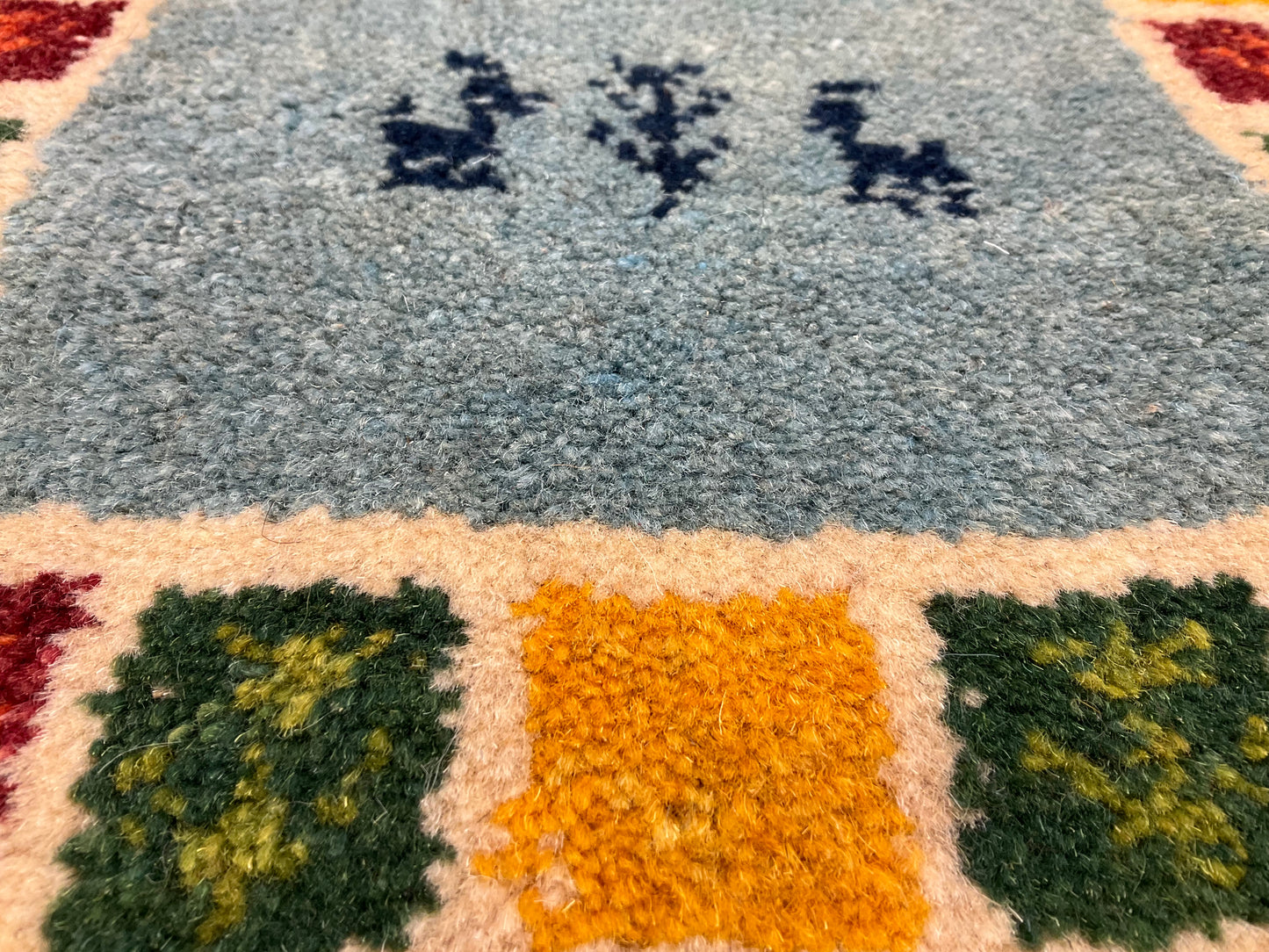 ギャッベ 40cm x 38cm Z841