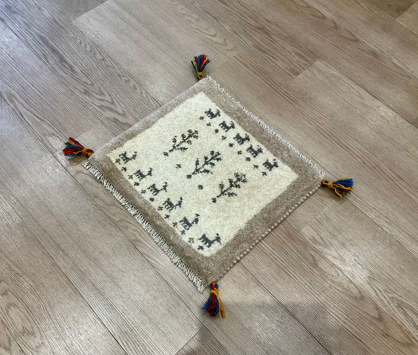 ギャッベ 44cm x 40cm Z1467