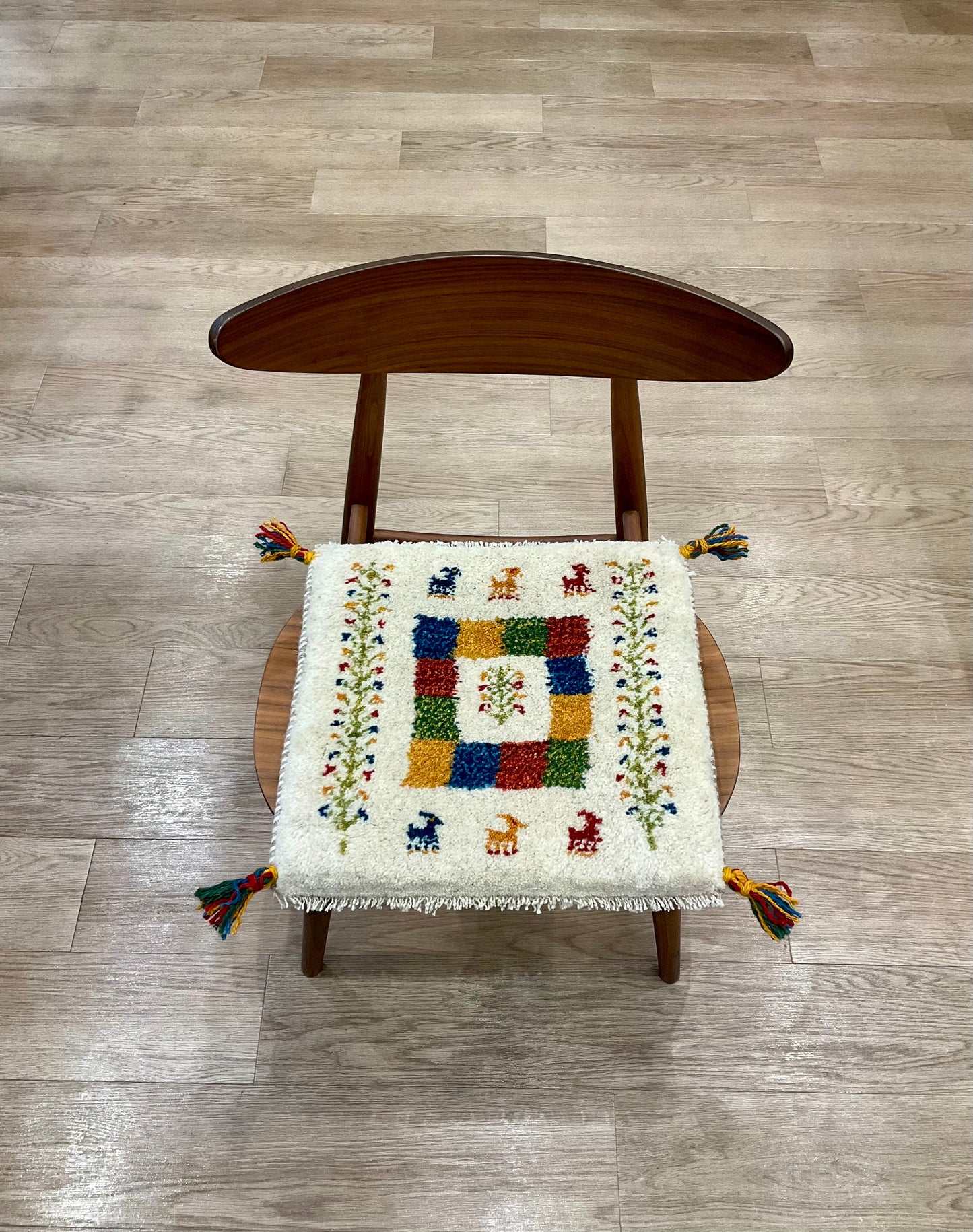 ギャッベ 42cm x 40cm Z1272