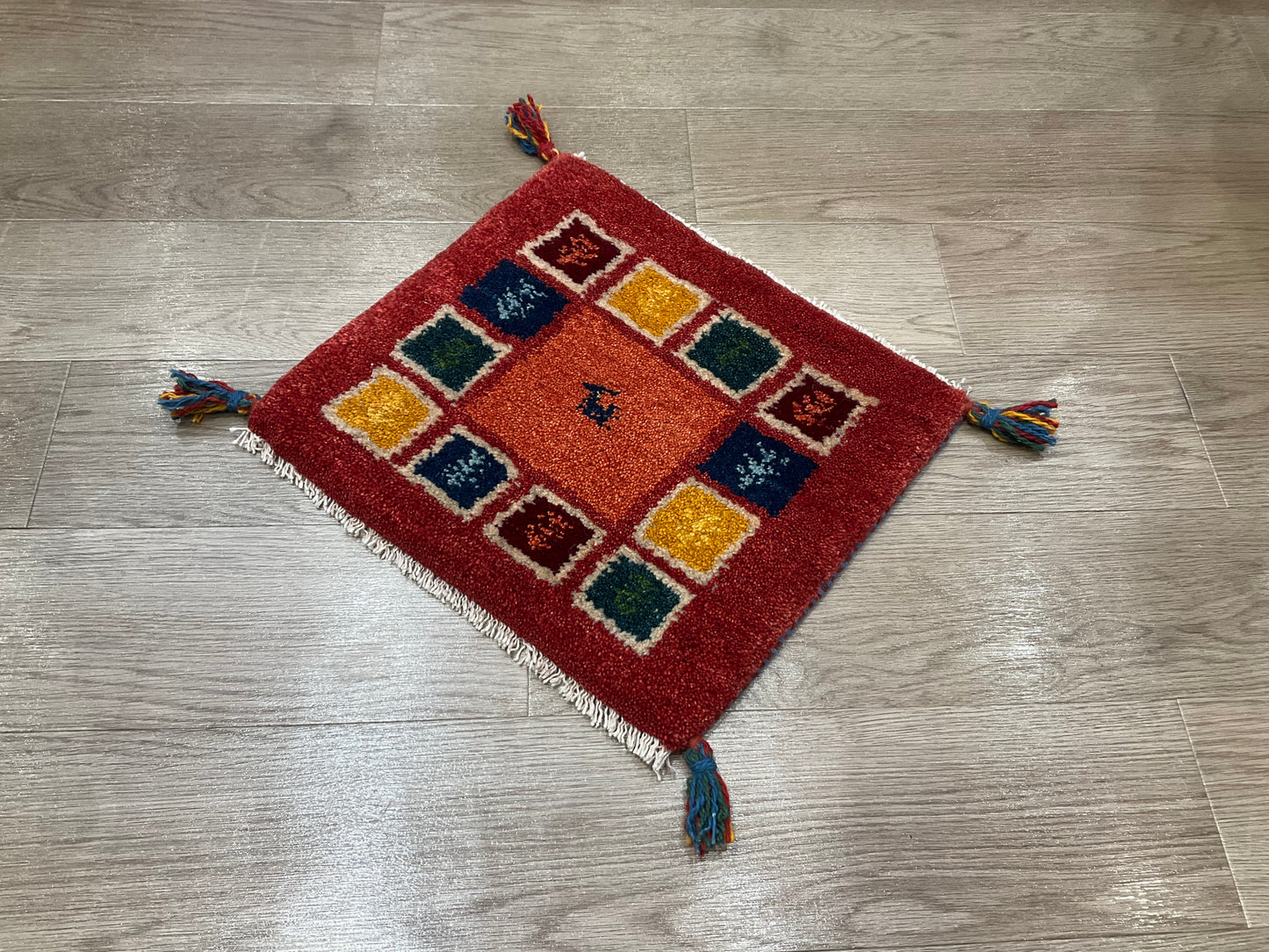 ギャッベ 43cm x 39cm Z596