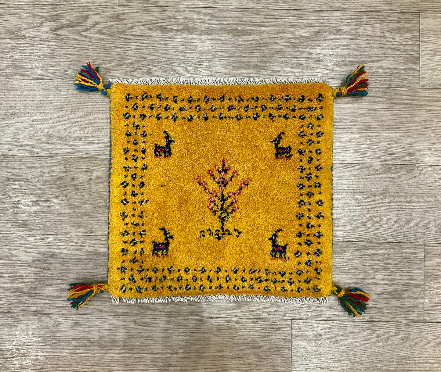 ギャッベ 43cm x 41cm Z1748