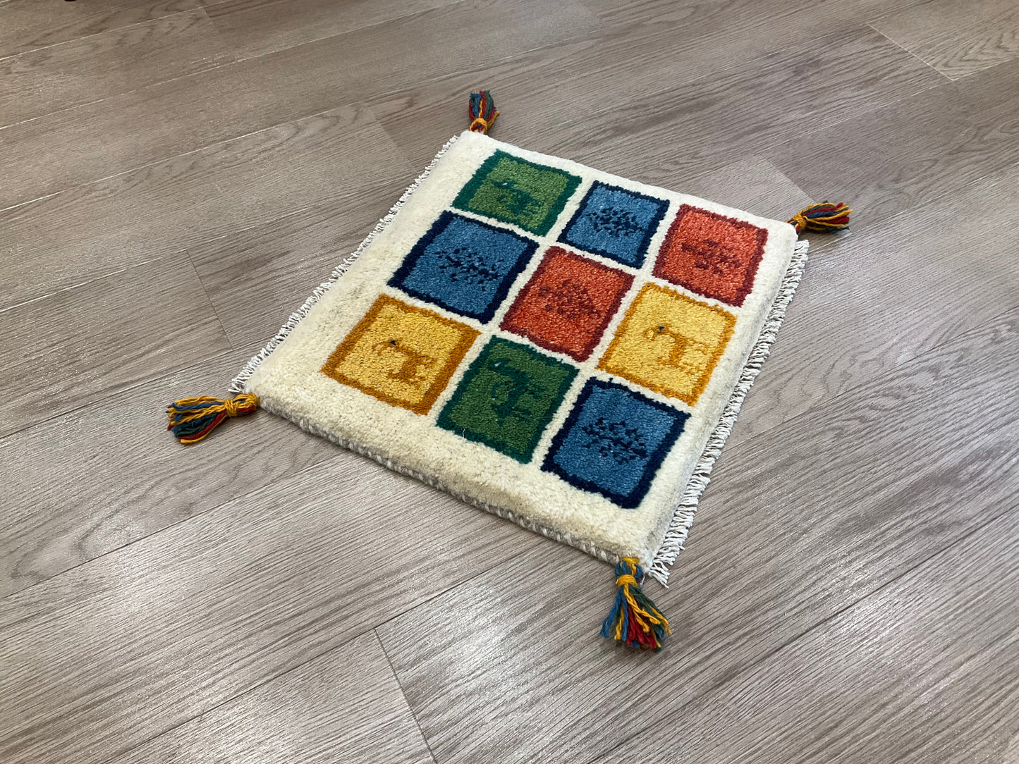 ギャッベ 42cm x 39cm Z1282