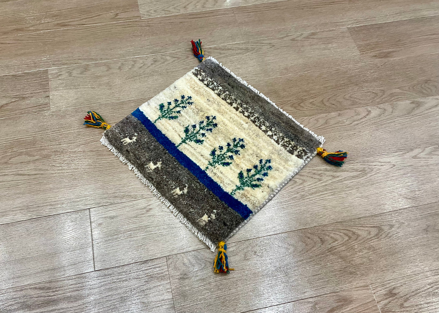 ギャッベ 43cm x 40cm Z106