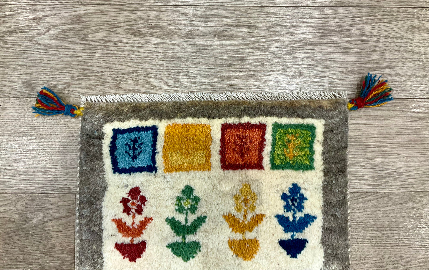 ギャッベ 43cm x 37cm Z1299