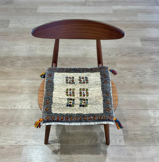 ギャッベ 42cm x 41cm Z1197