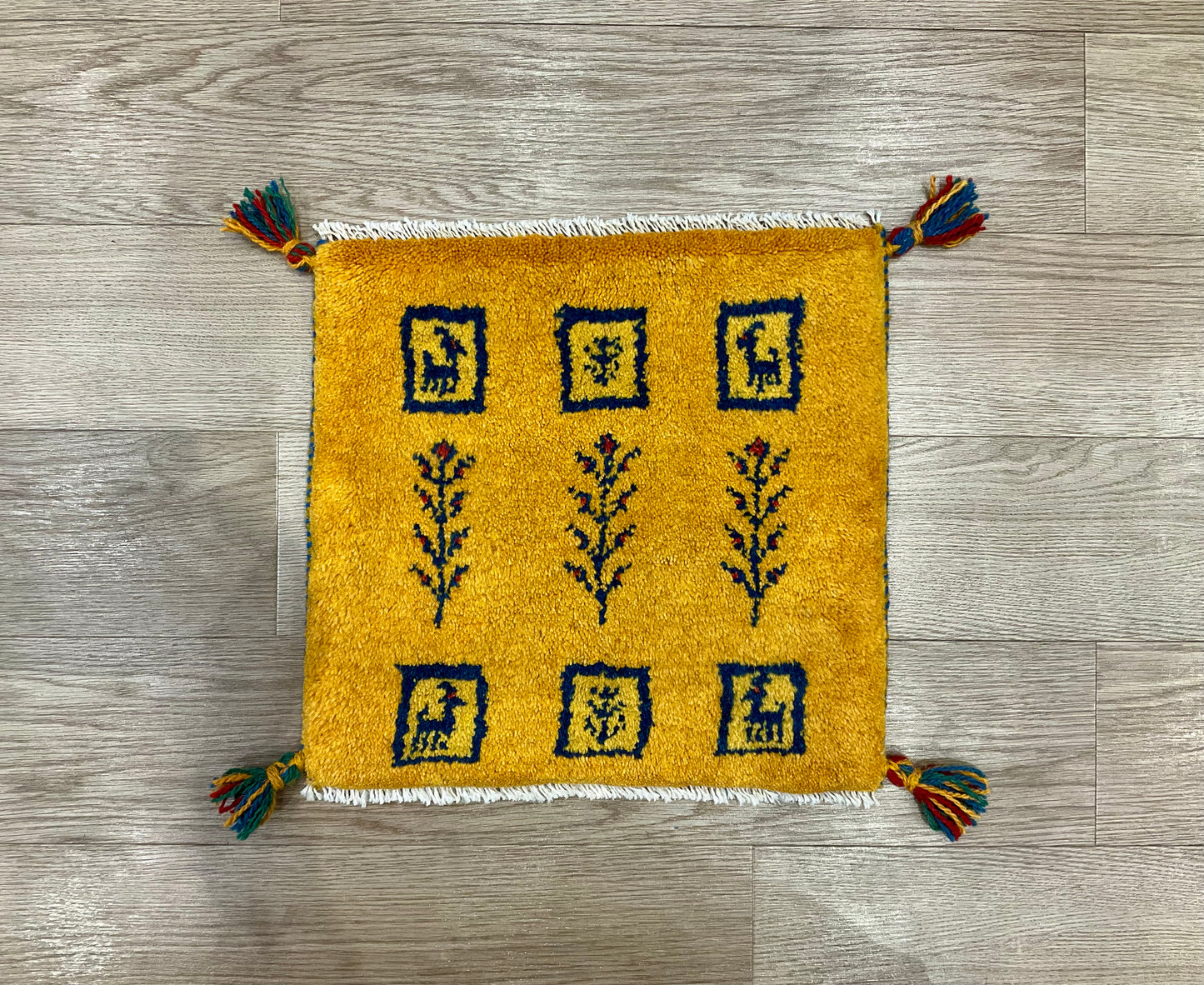 ギャッベ 43cm x 40cm Z2023