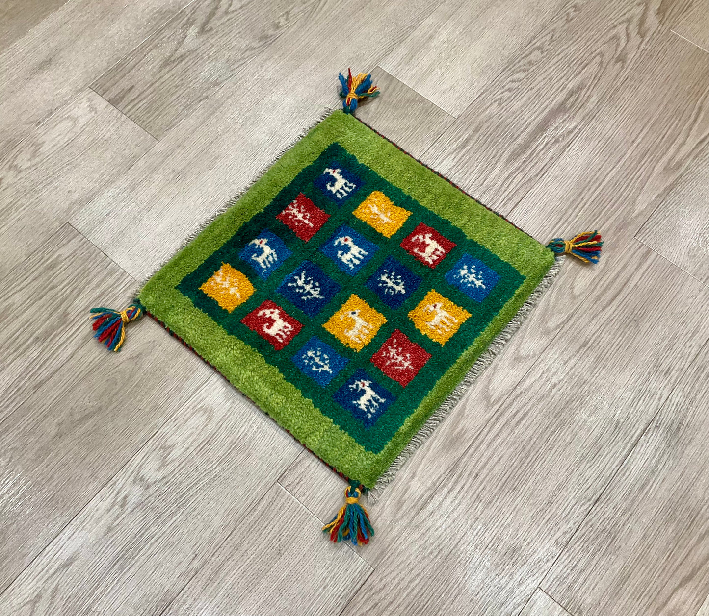 ギャッベ 42cm x 40cm Z1796