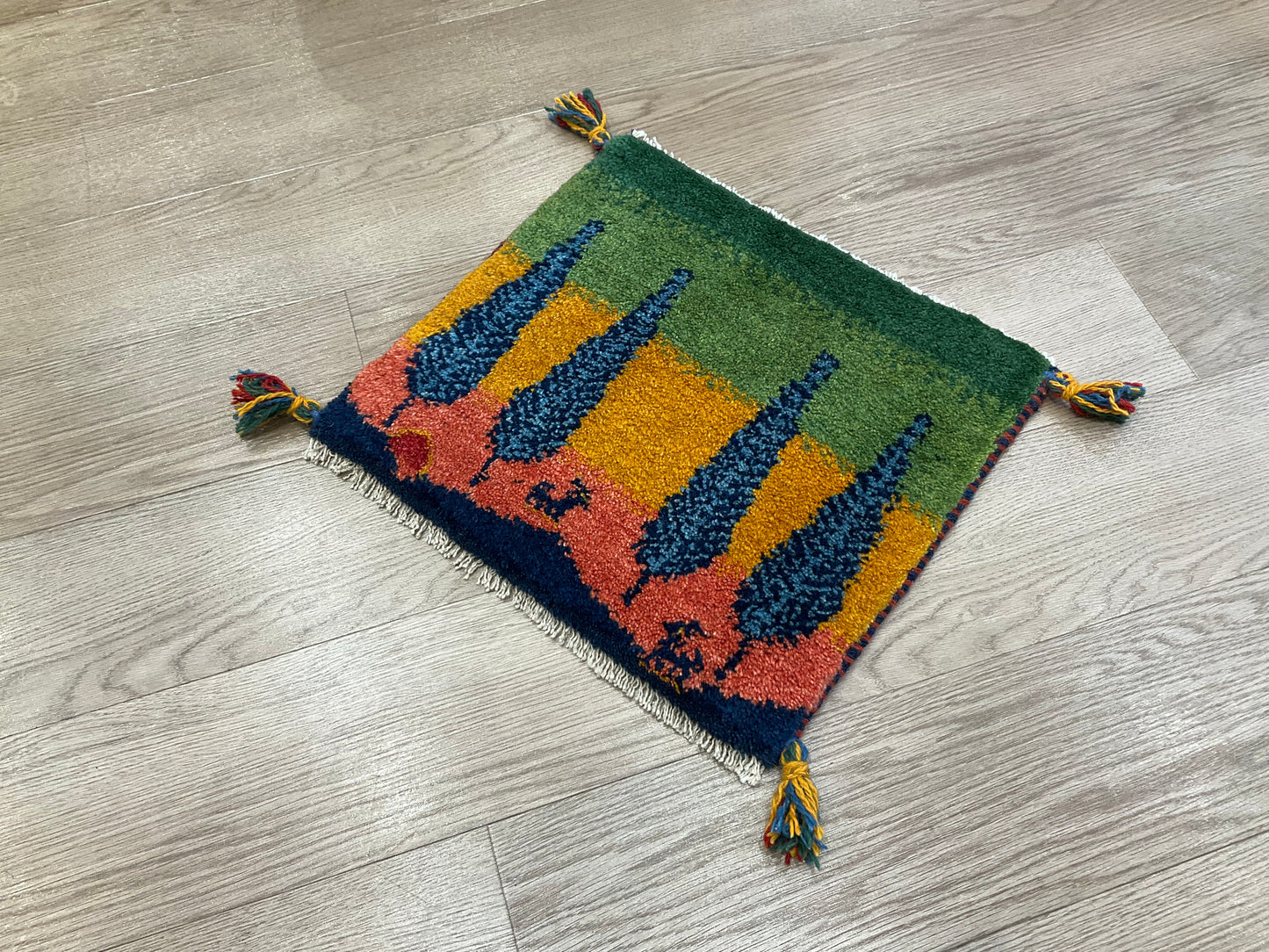 ギャッベ 43cm x 39cm Z854