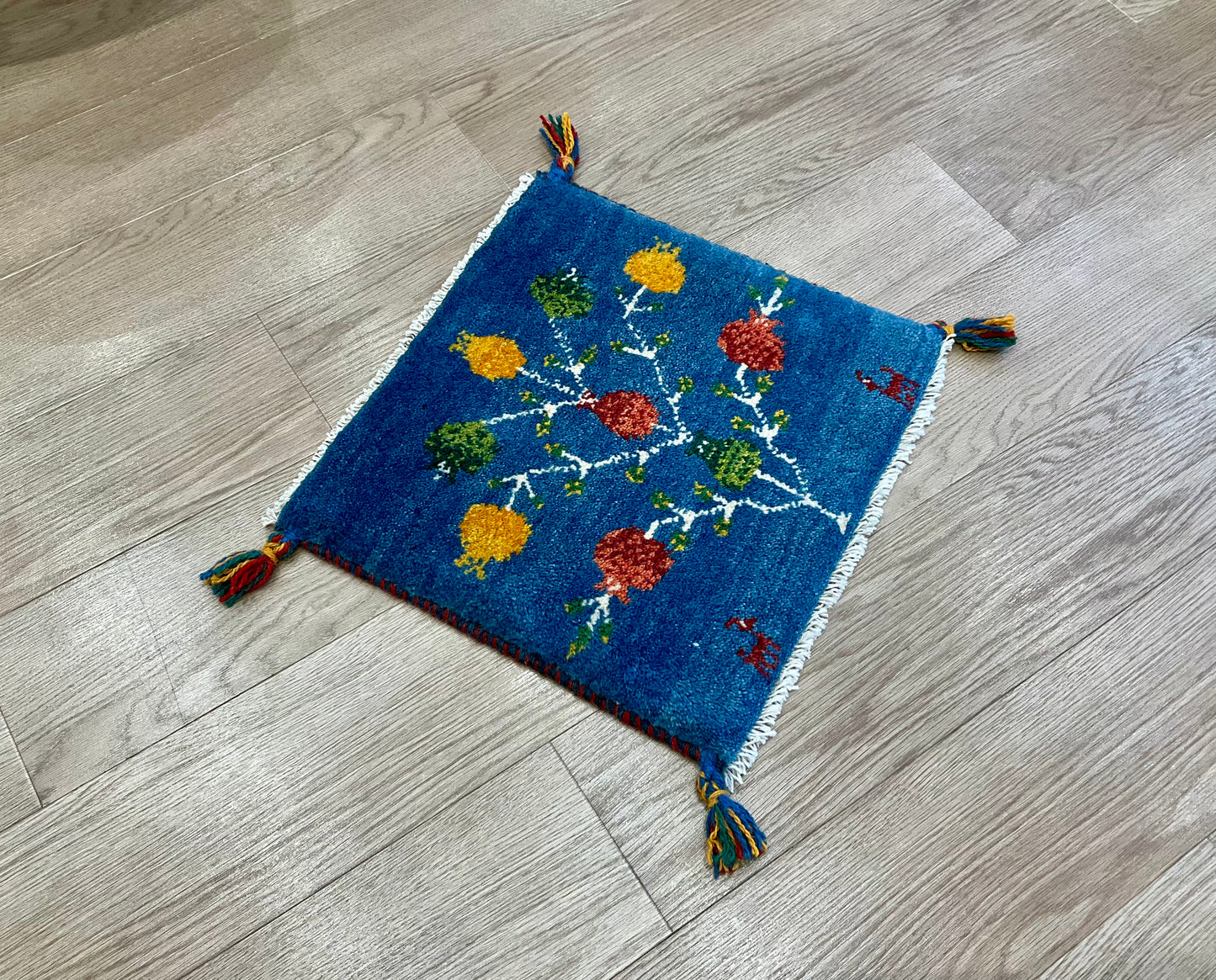 ギャッベ 42cm x 40cm Z1951