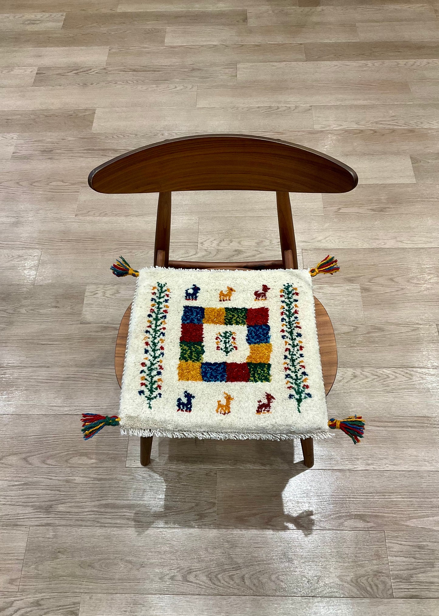 ギャッベ 42cm x 40cm Z1439