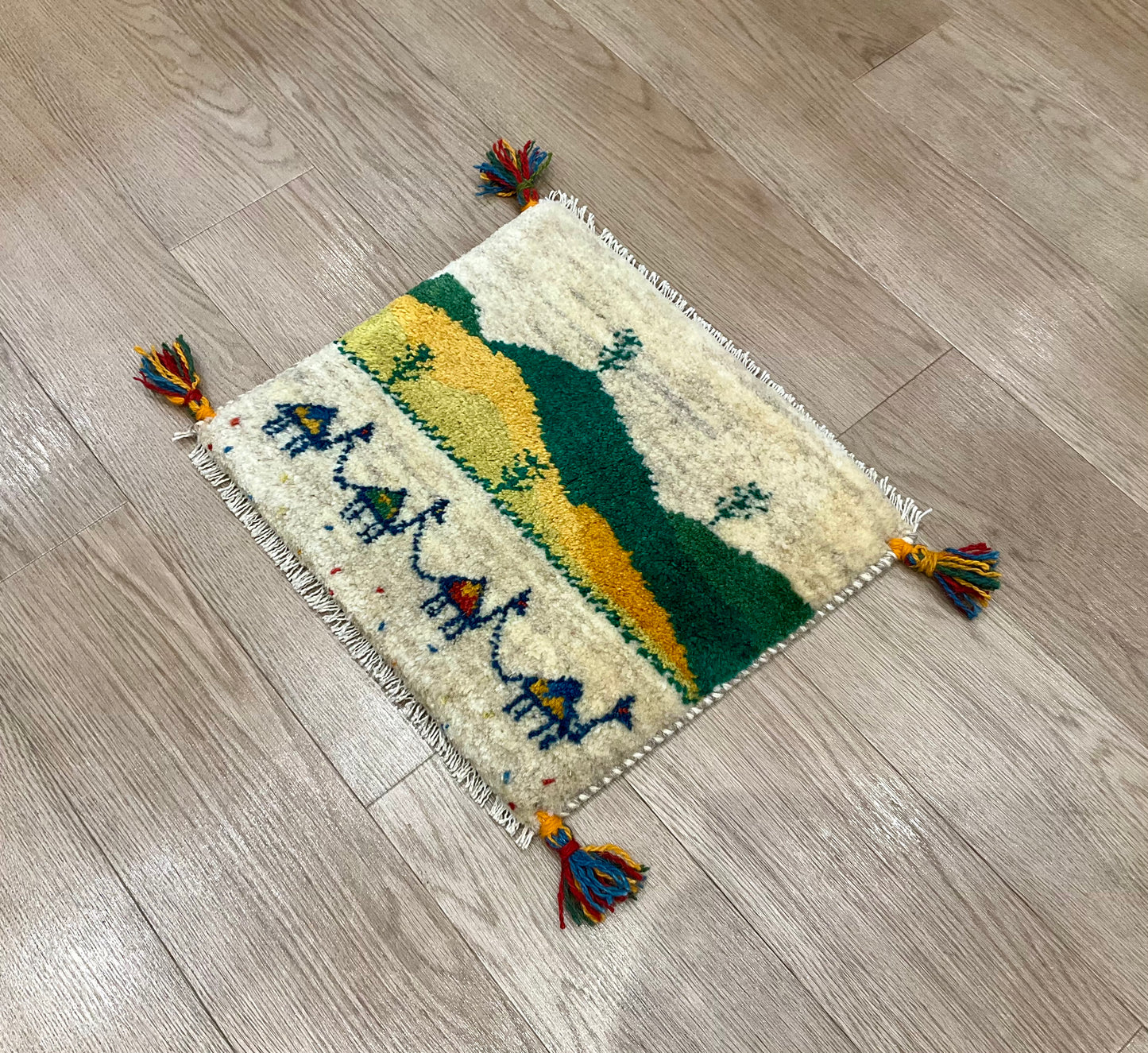 ギャッベ 42cm x 38cm Z1515