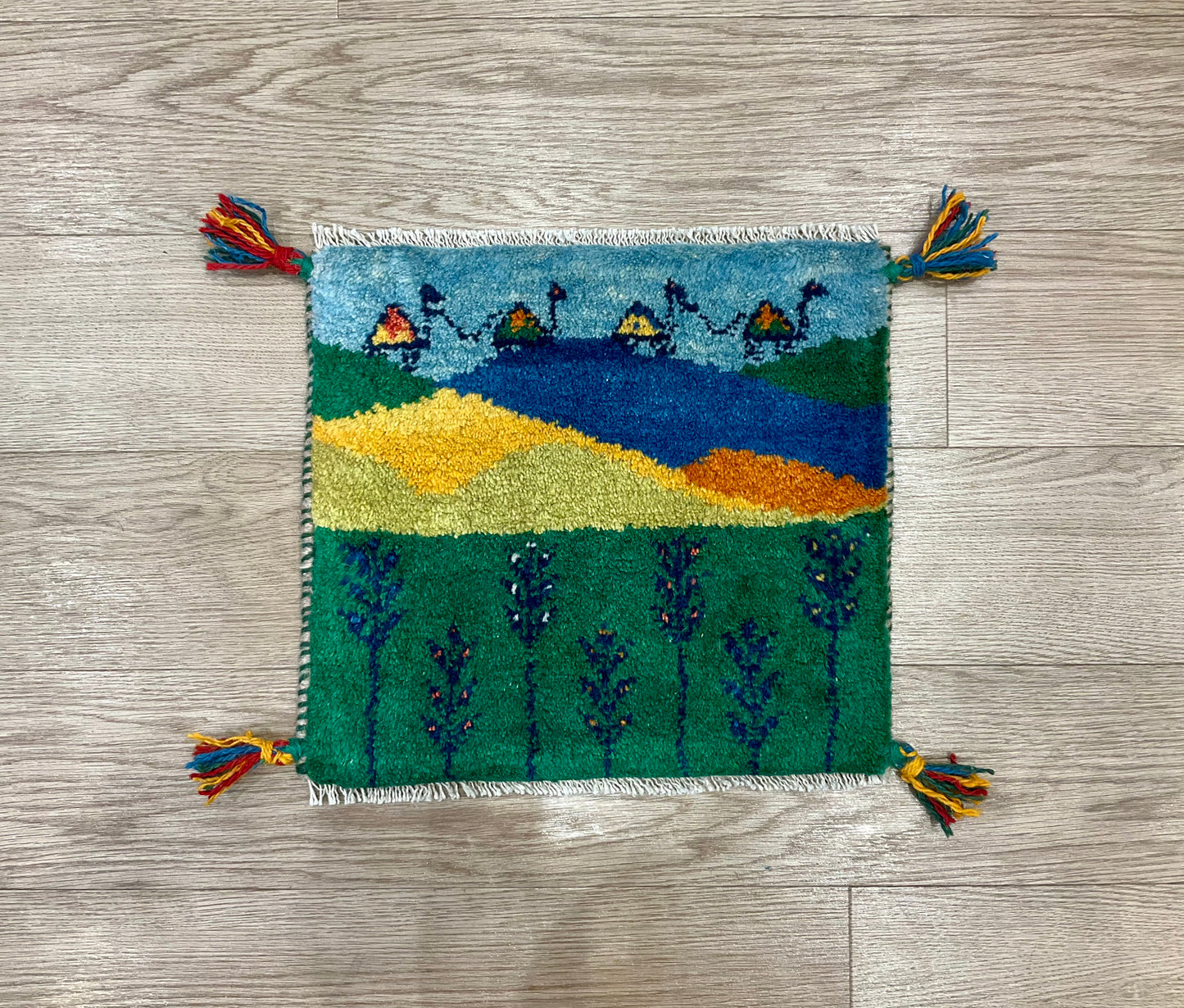 ギャッベ 41cm x 37cm Z913