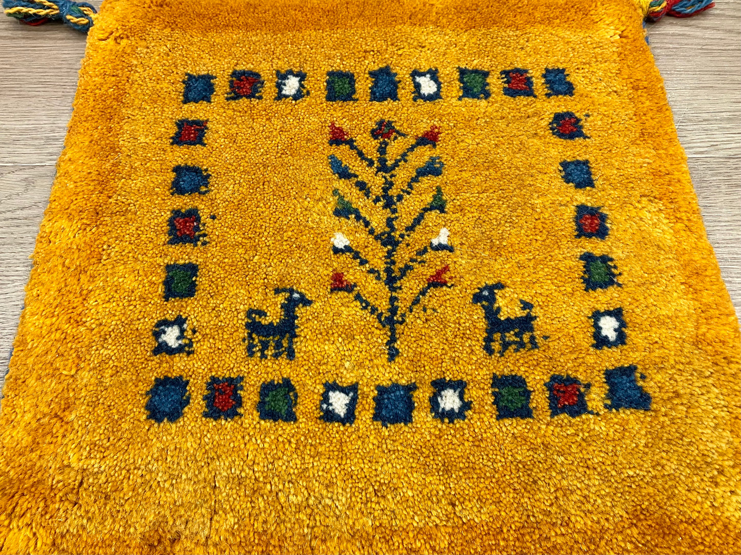 ギャッベ 40cm x 42cm Z2047