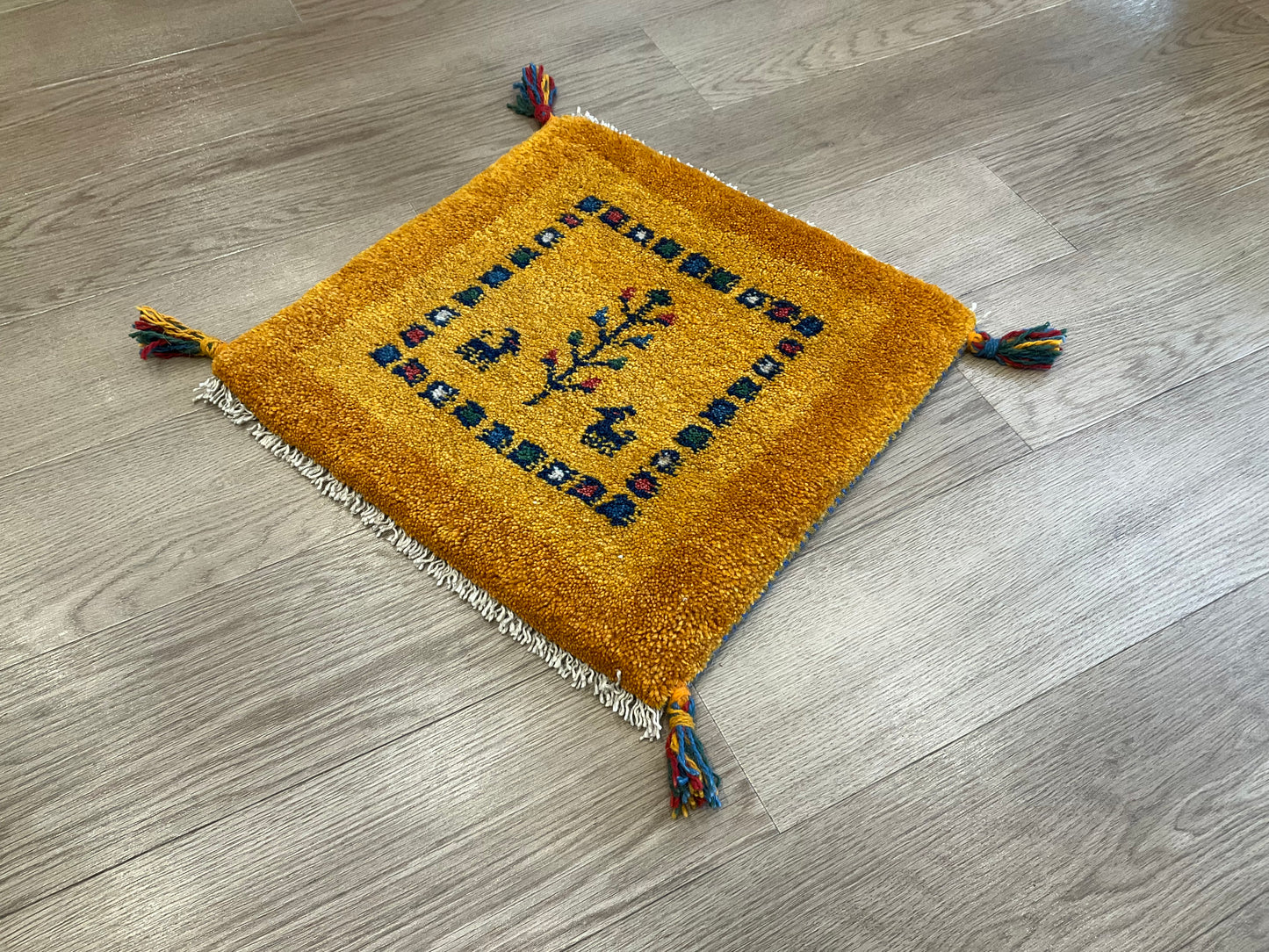 ギャッベ 43cm x 42cm Z713